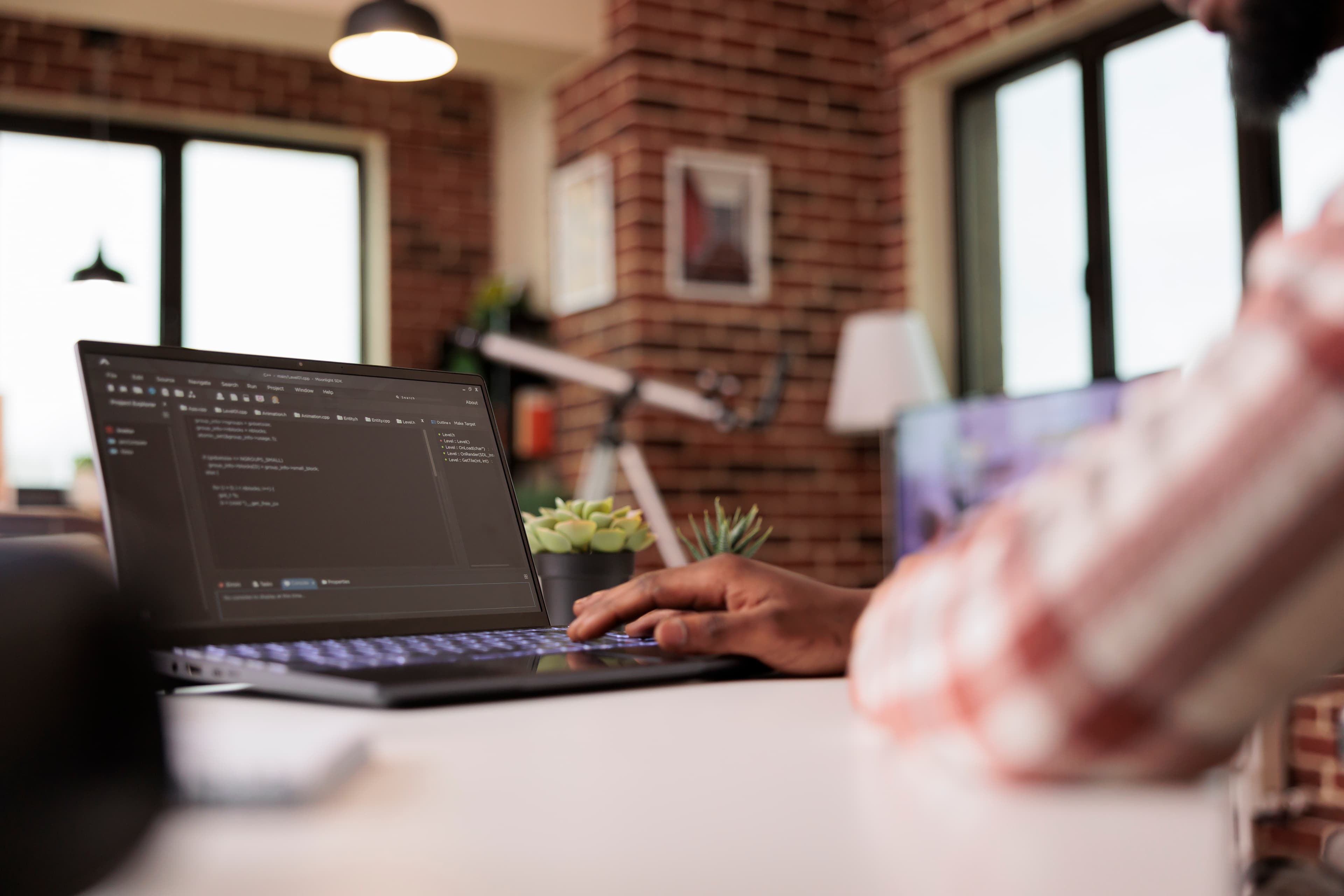 entrepreneur comparant des devis de création de site internet